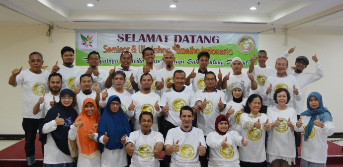Foto bersama semua peserta dan narasumber di Seminar Dan Workshop Yumeiho Indonesia.