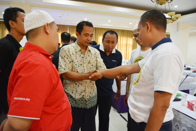 Praktek Gerakan Sederhana Yumeiho di Seminar Dan Workshop Yumeiho Indonesia dipandu oleh Bapak Yuwono.