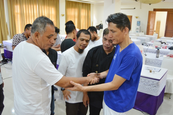 Praktek Gerakan Sederhana Yumeiho di Seminar Dan Workshop Yumeiho Indonesia dipandu oleh Bapak Yuwono dan dibantu Sensei Zaphir.