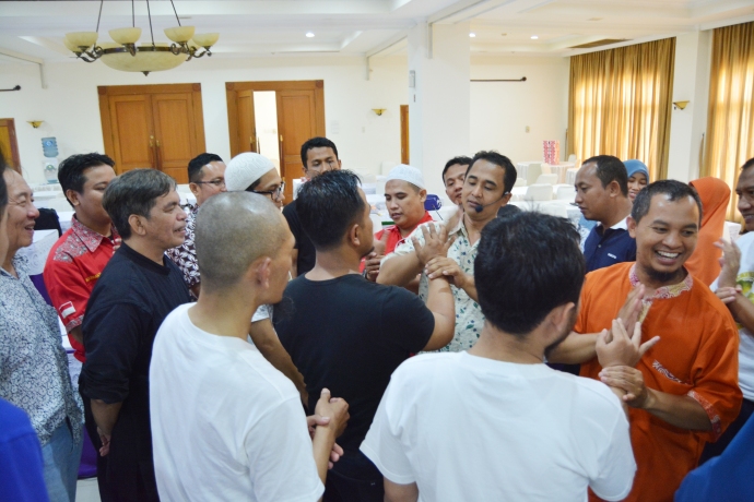 Praktek Gerakan Sederhana Yumeiho di Seminar Dan Workshop Yumeiho Indonesia dipandu oleh Bapak Yuwono.