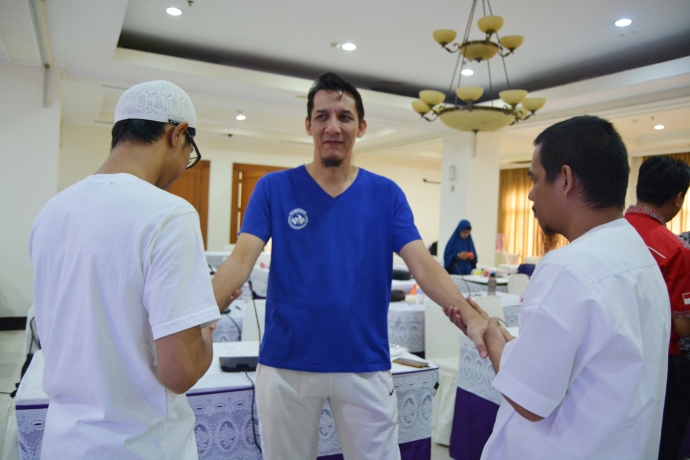 Praktek Gerakan Sederhana Yumeiho di Seminar Dan Workshop Yumeiho Indonesia dipandu oleh Bapak Yuwono dan dibantu Sensei Zaphir.