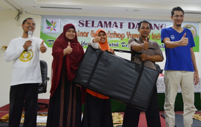 Penyerahan DOOR PRIZE Matras senilai Rp 1 juta rupiah di Seminar Dan Workshop Yumeiho Indonesia.