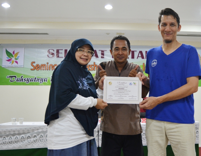 Penyerahan Sertifikat di Seminar Dan Workshop Yumeiho Indonesia.