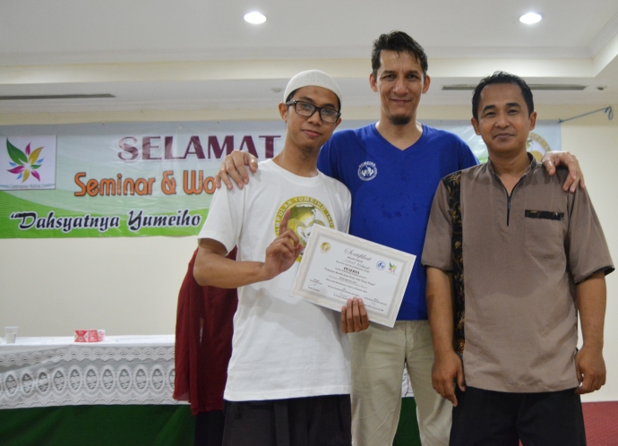 Penyerahan Sertifikat di Seminar Dan Workshop Yumeiho Indonesia.