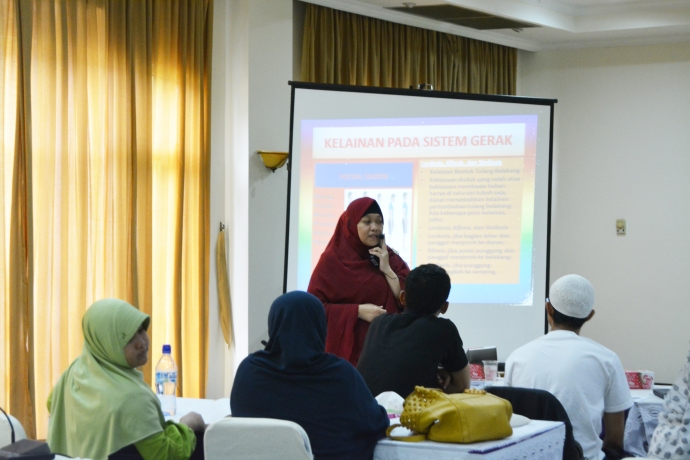 Ibu dr. Yanie Queen membawakan materi Kontra-indikasi Yumeiho di Seminar Dan Workshop Yumeiho Indonesia.