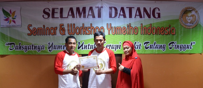 Penyerahan Sertifikat di Seminar & Workshop Yumeiho di Bandung