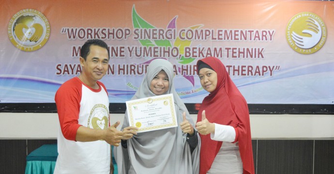 Penyerahan Sertifikat Seminar & Workshop di Makassar